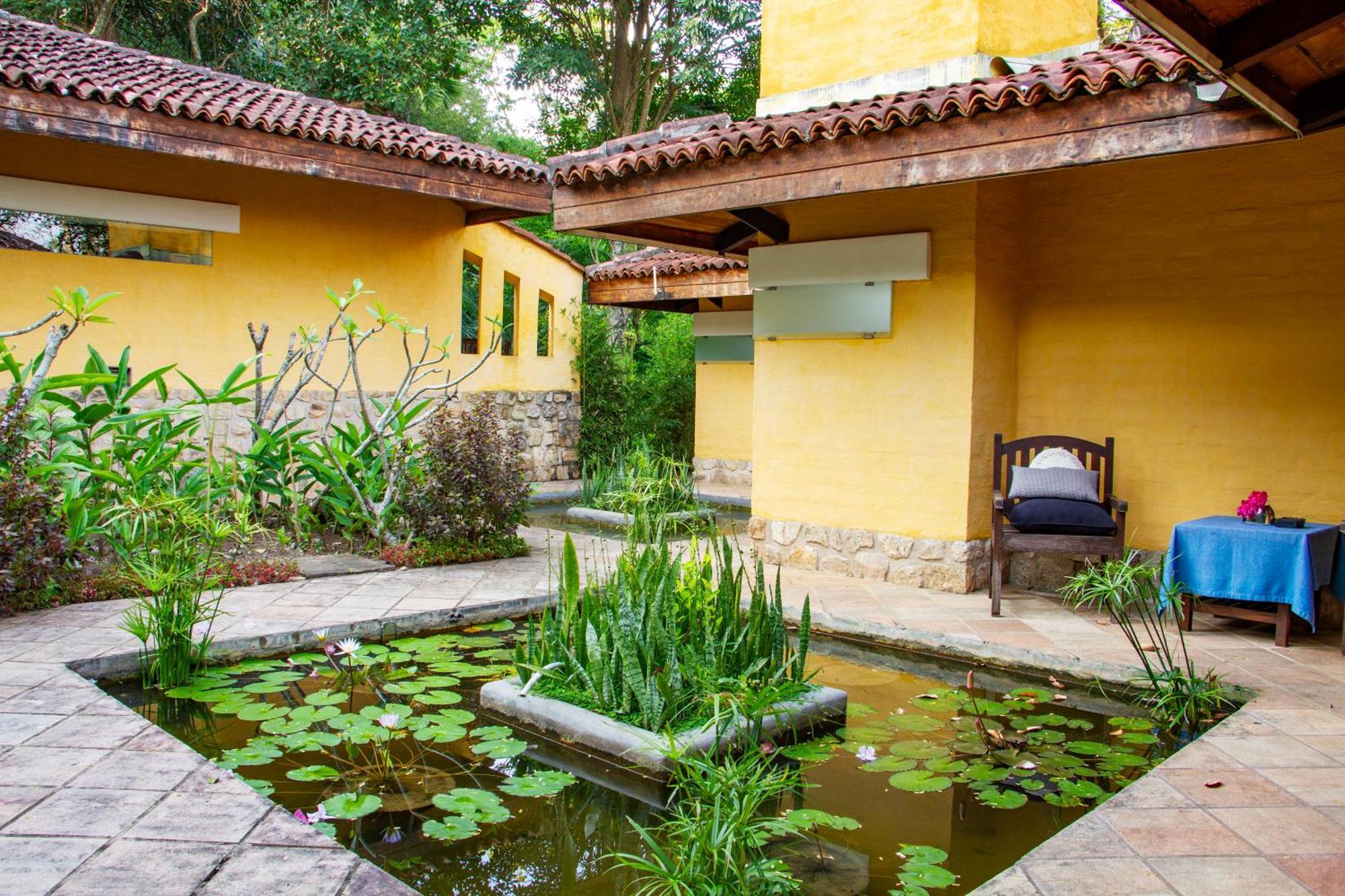 Bougainvillea Retreat 캔디 외부 사진